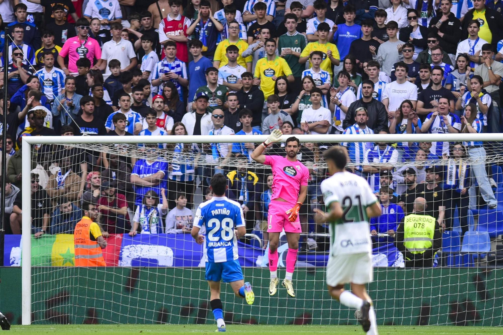 El Dépor cae goleado (0-4) por el Elche para cerrar la temporada 2025-25 en Riazor