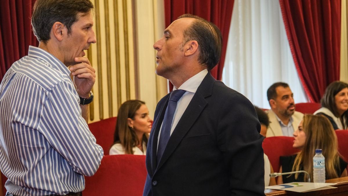 Antonio Cavacasillas con Eladio Buzo, en el último pleno del ayuntamiento.