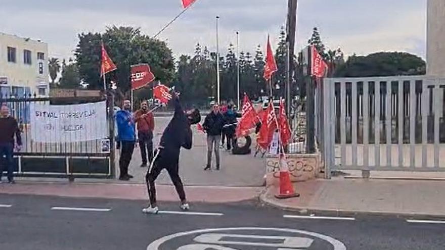 Sindicalista malabarista en la ITV de Torrevieja.