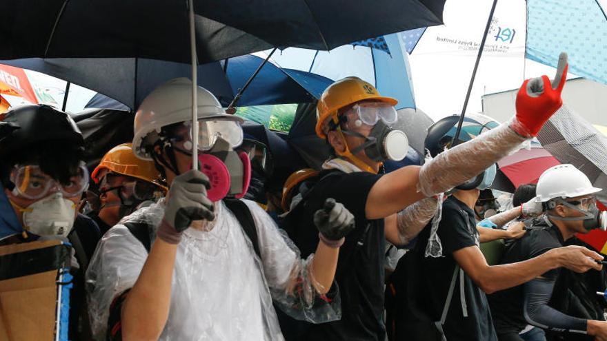 Varios protestantes se enfrentan a los policías.