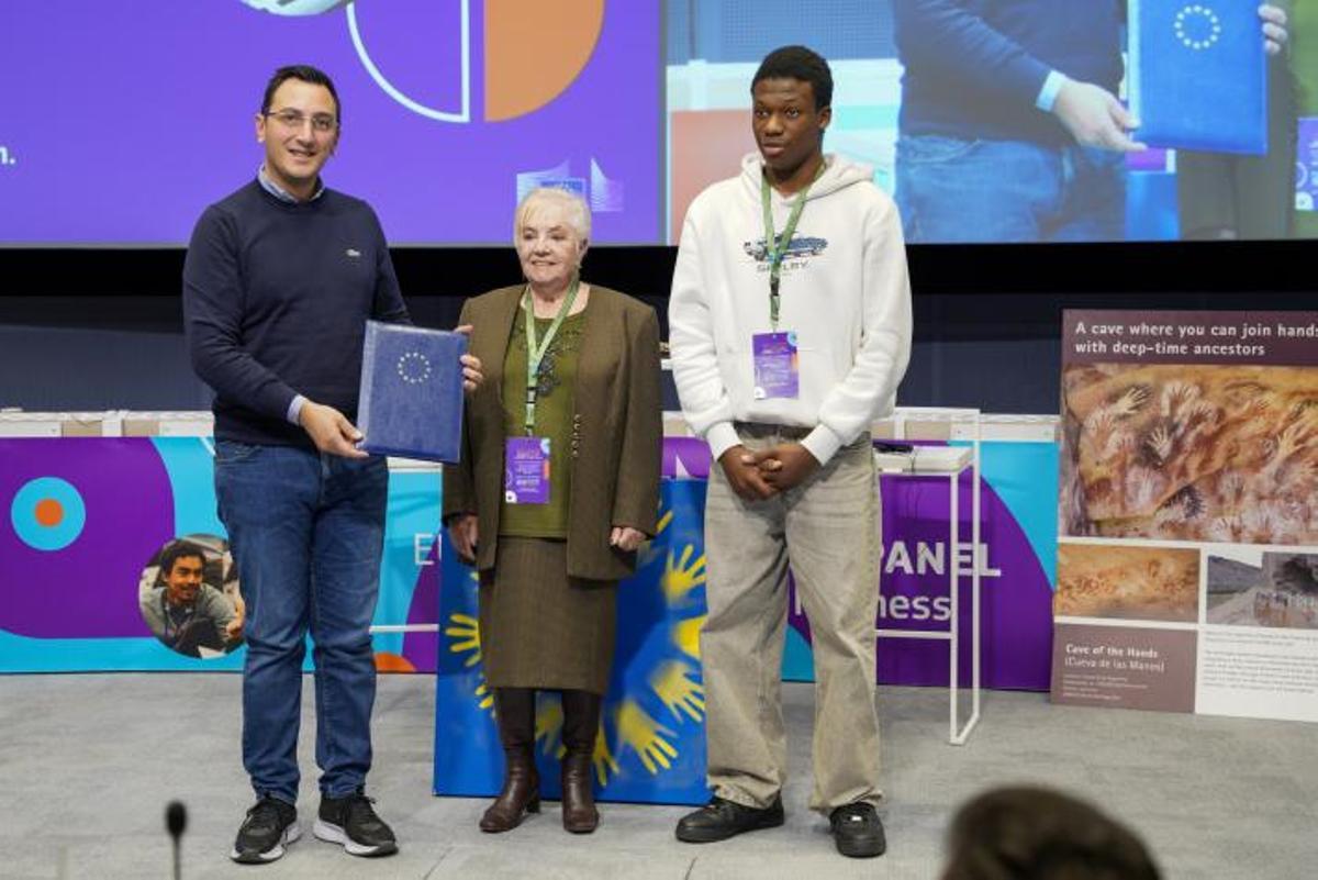 Maria Teresa Vila y la persona más joven del panel haciendo entrega de las recomendaciones al comisario Glenn Micallef