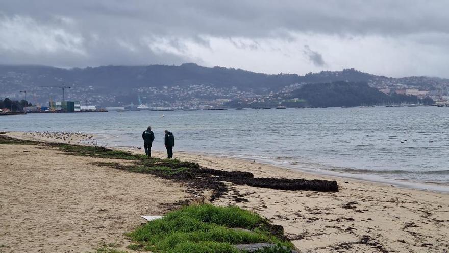 Adega convoca una nueva jornada de limpieza de pélets en Cangas y la Xunta recorre los arenales