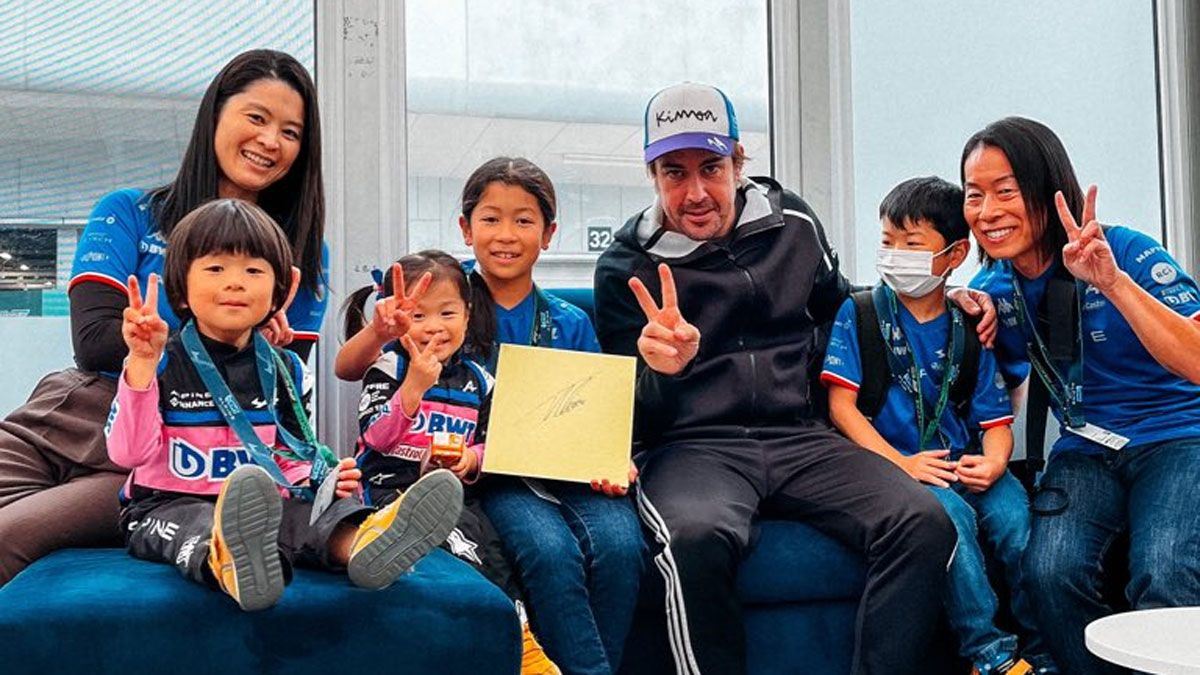 Alonso, con sus pequeños fans en Suzuka