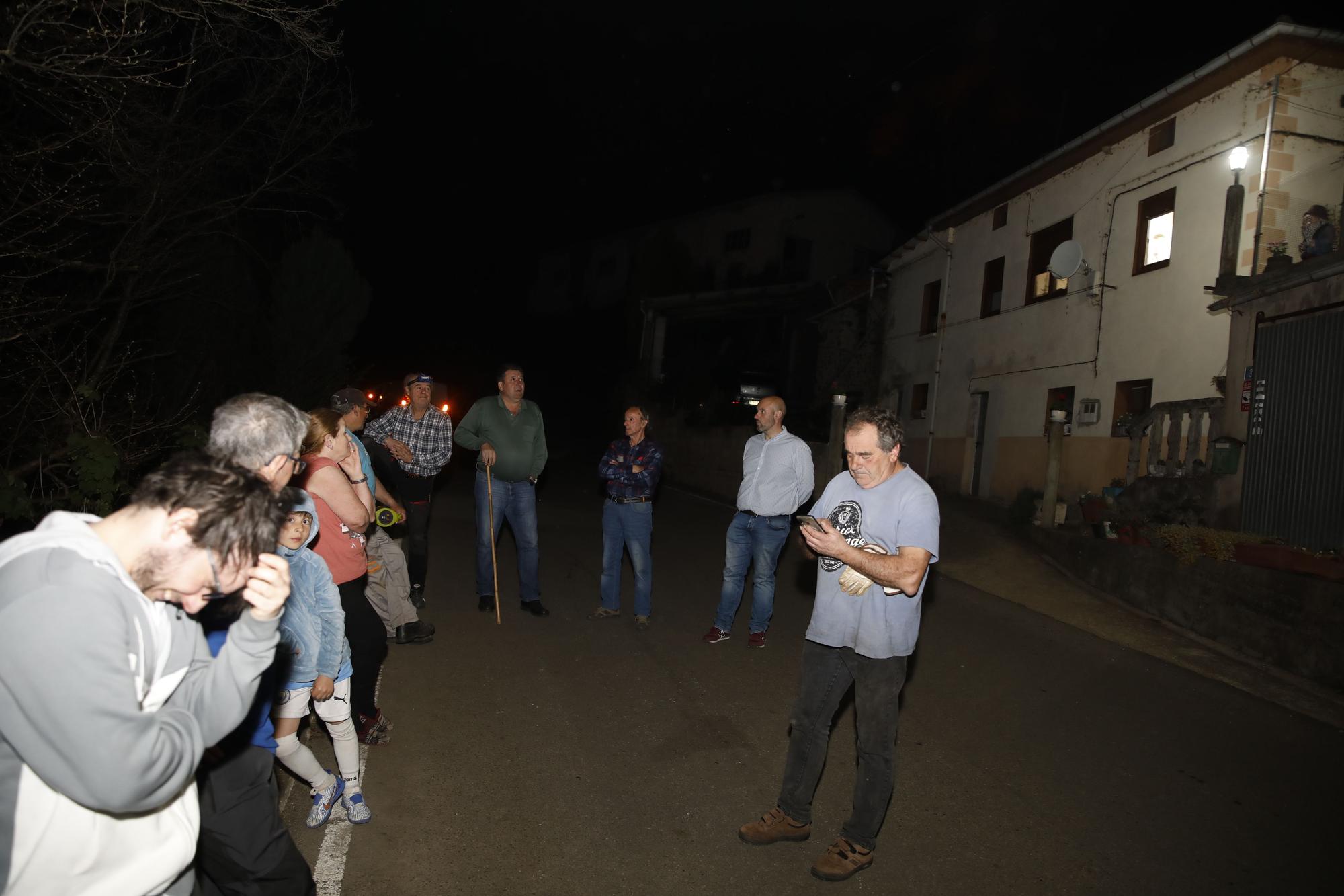 EN IMÁGENES: bomberos, vecinos y la UME luchan contra el preocupante incendio en Tineo