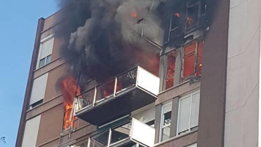 Tres pisos de l&#039;edifici van resultar afectats per les flames.