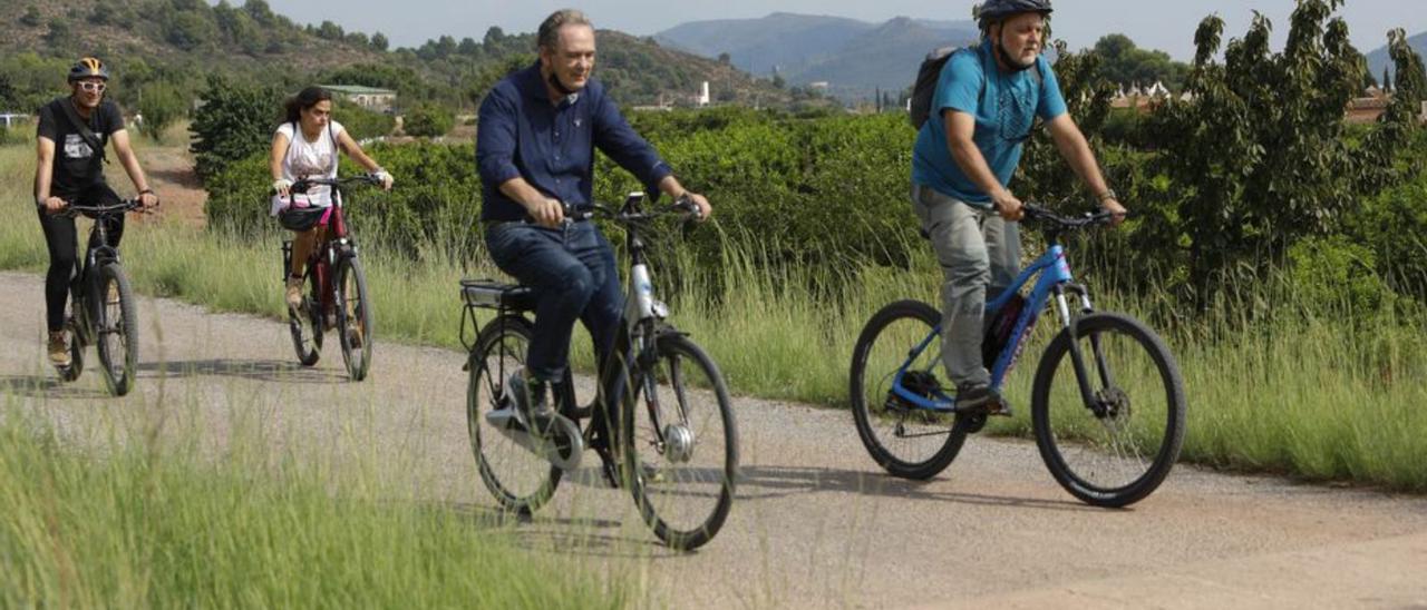 Ciclistas, por la Vía Verde. | TORTAJADA