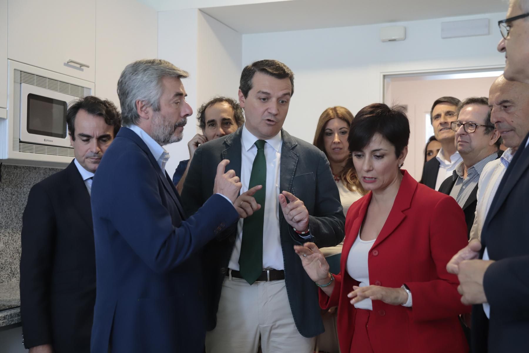 La ministra Isabel Rodríguez visita las viviendas de alquiler de mayores de Sama Naharro
