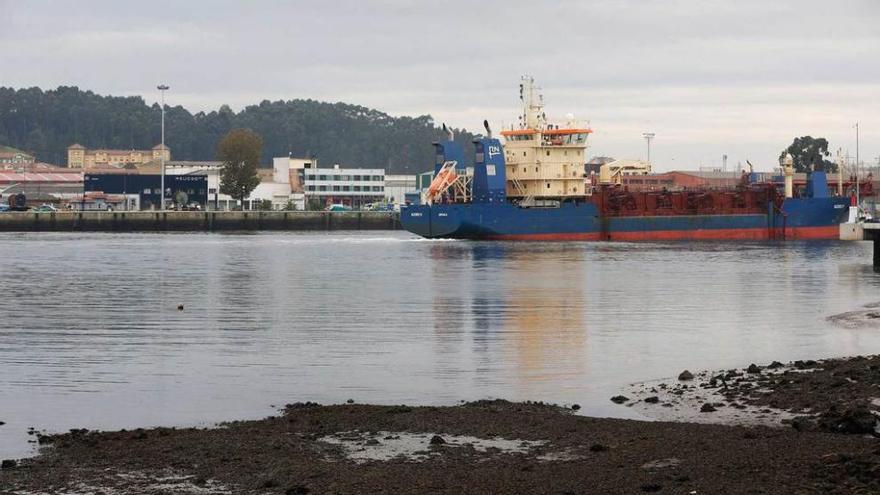 La draga &quot;Njord R&quot; le &quot;toma las medidas&quot; a la ría