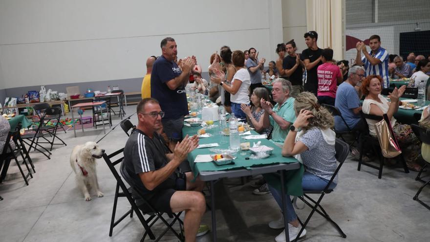 Decenas de evacuados en Borja por el incendio forestal del Moncayo aplauden a los voluntarios que les están ayudando