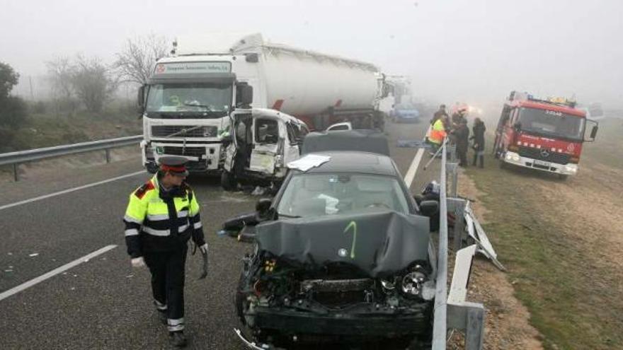 Un muerto y catorce heridos en un choque en cadena en Lleida por la niebla