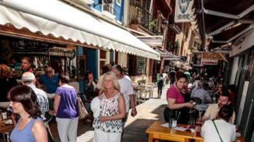 Vecinos del casco antiguo tildan de «pérdida de tiempo» la delimitación de los veladores