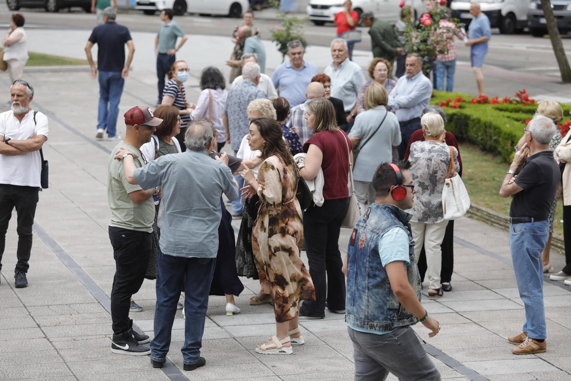 Así fue la despedida y el homenaje de amigos y clientes del Cafetón en Avilés a sus dueños, muertos en León