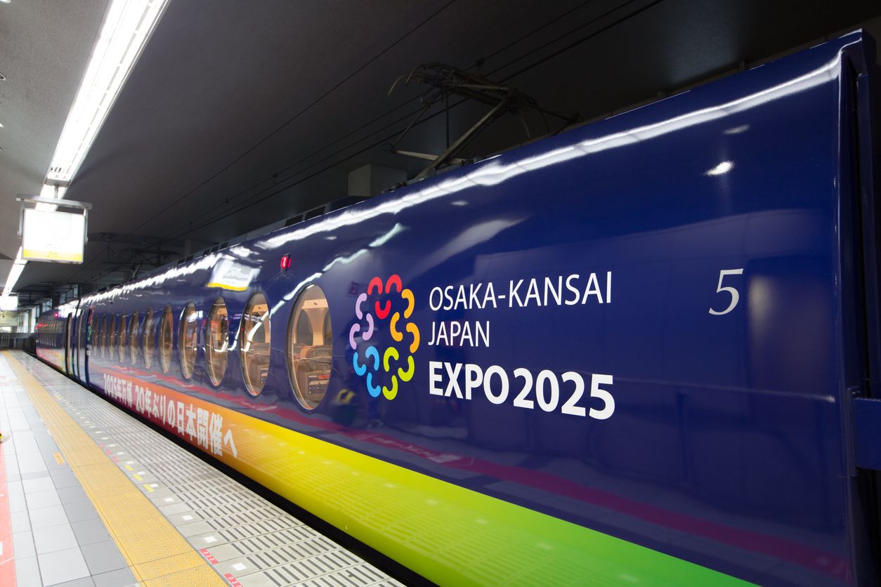 Tren japonés publicitando la Expo Osaka 2025.