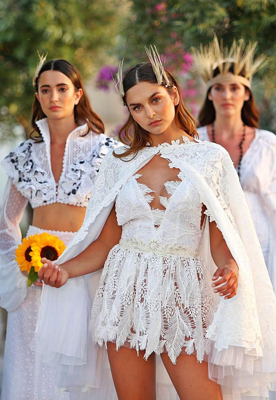 Las novias de Tony Bonet, a punto de salir a la pasarela. 