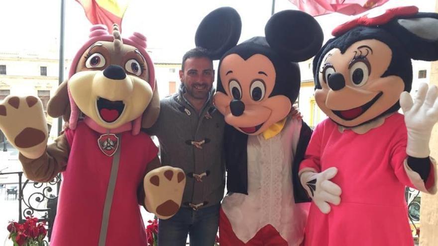 El concejal de Festejos, Agustín Llamas, junto a tres de los personajes que desfilarán en la Cabalgata.