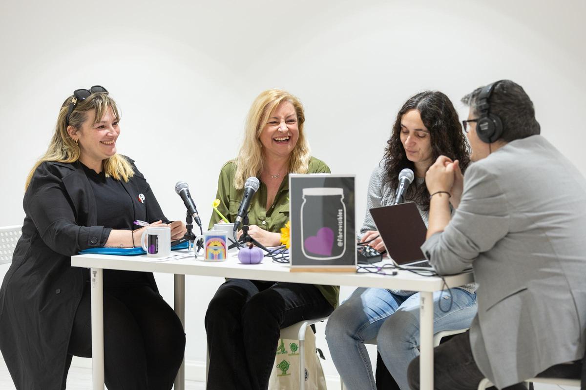 Elena Rodríguez, Ana Rodríguez, Lucía Fernández y Hugo Cristino, en la grabación de un capítulo del pódcast de Fibro Visibles, que puede escucharse en su canal de Youtube e Ivoox. | | G. BARREIROS/ROLLER AGENCIA
