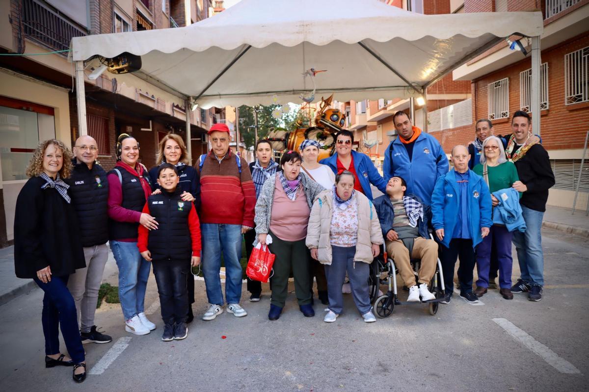 Visita de Susana Camarero y Amparo Folgado a la falla Sant Valerià de Torrent.