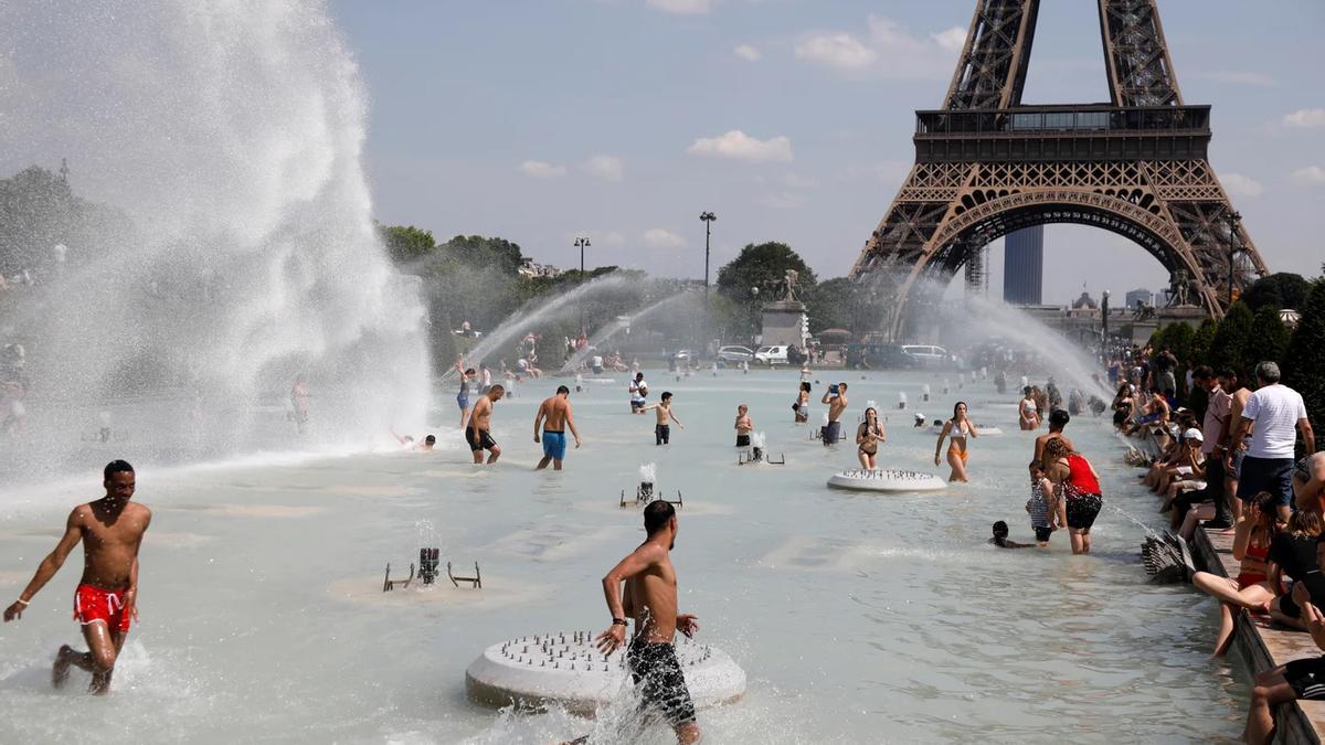 Personas refrescándose durante una ola de calor en 2019 en París.