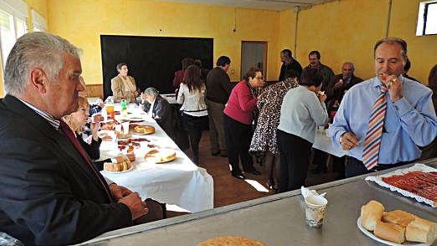 Vecinos de Villanázar degustan el aperitivo en una anterior celebración del patrón.