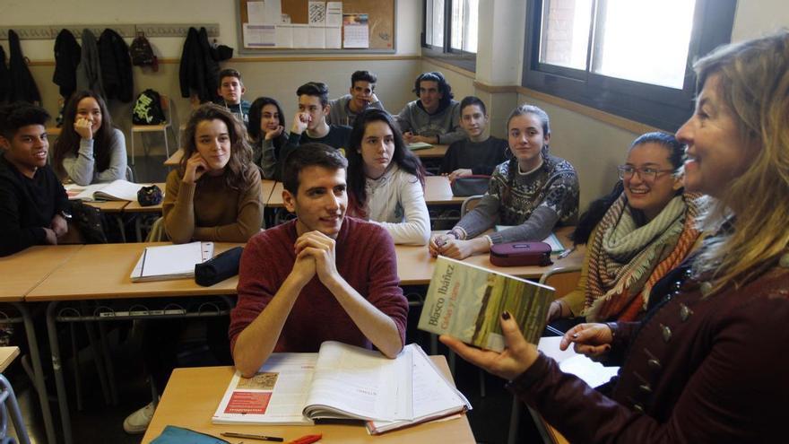 Educación solo publica las plazas de Primaria y deja en vilo a los interinos de Secundaria y la FP en la Comunidad Valenciana