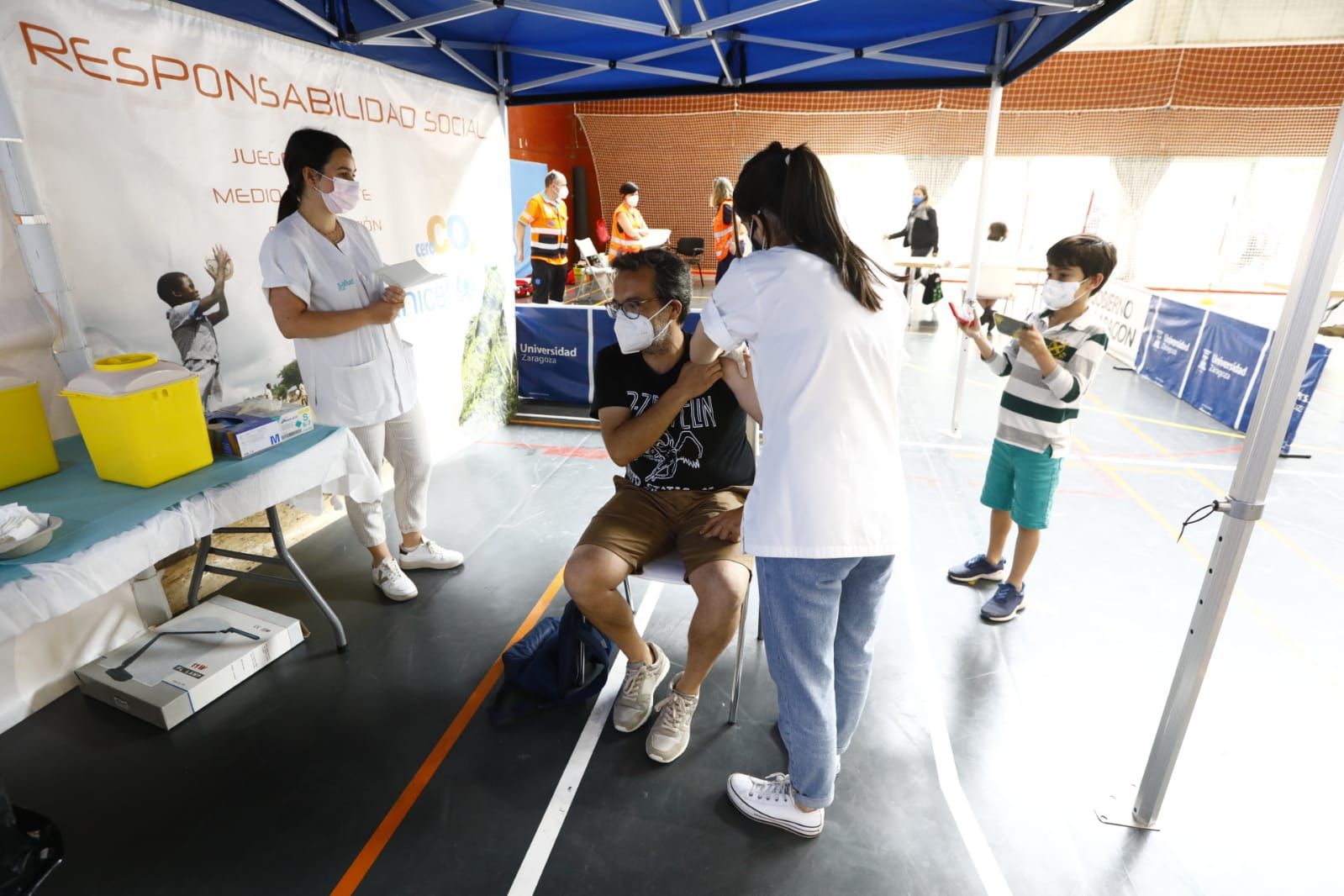 Vacunación masiva con la vacuna de Janssen en el polideportivo de la Universidad de Zaragoza