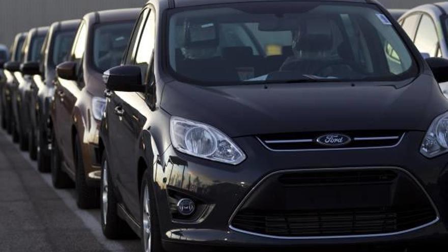 Vehículos S-Max recién fabricados en Ford Almussafes.