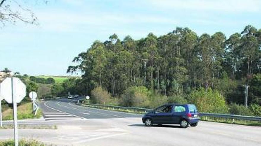 Un vehículo cruza la carretera nacional en la raqueta de La Retela.
