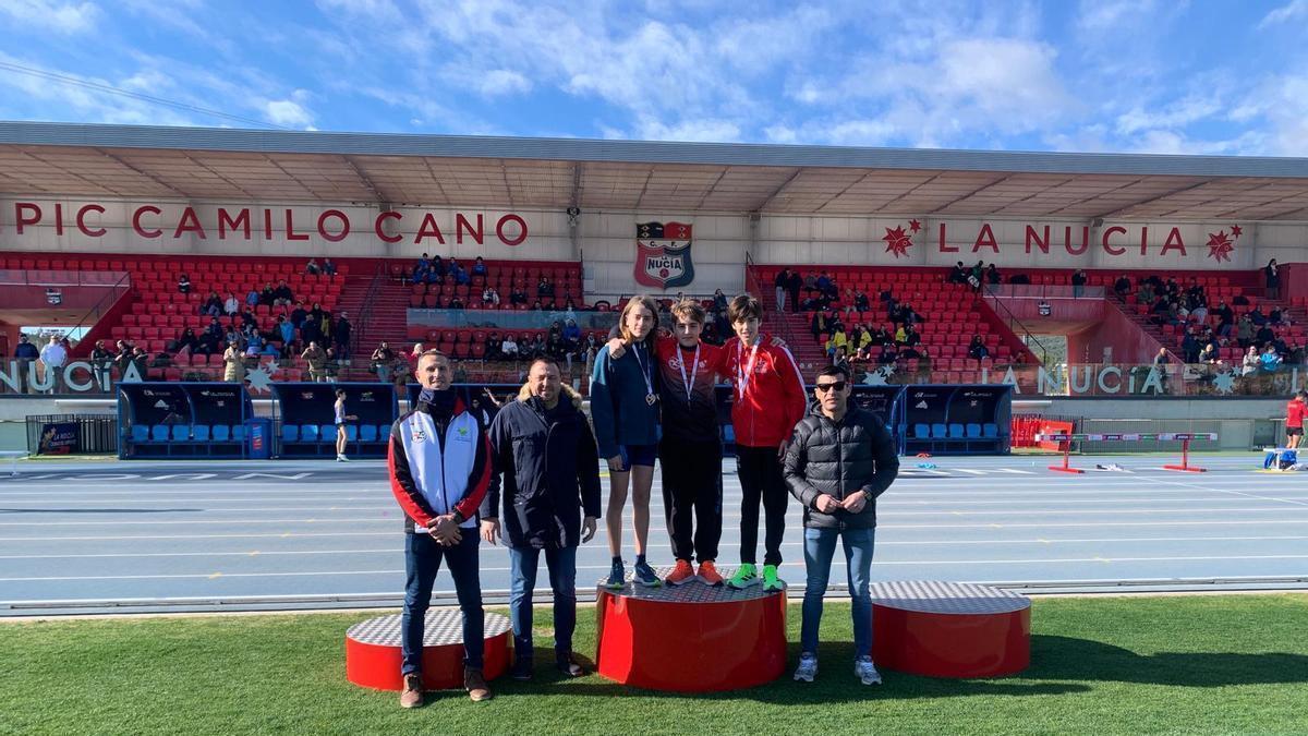 Podio de pértiga con el nuciero Erik Faltet oro, junto a los concejales Sergio Villalba y Miguel A. Ivorra.