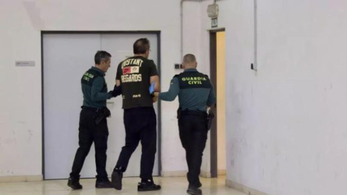 El acusado de coser a puñaladas a una mujer en Abanilla es conducido por la Guardia Civil a los juzgados de Cieza.