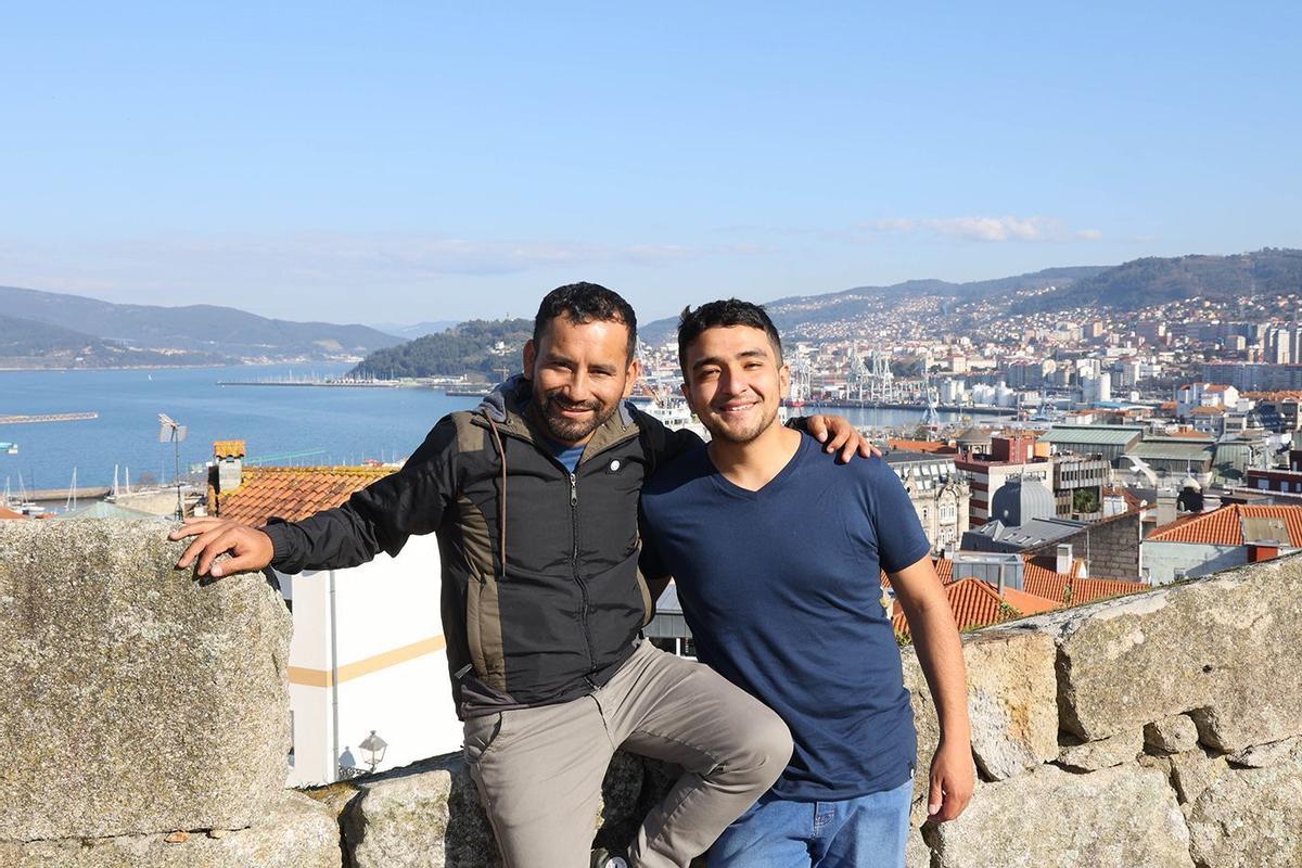 La joven pareja peruana, ayer, en el castillo de San Sebastián.