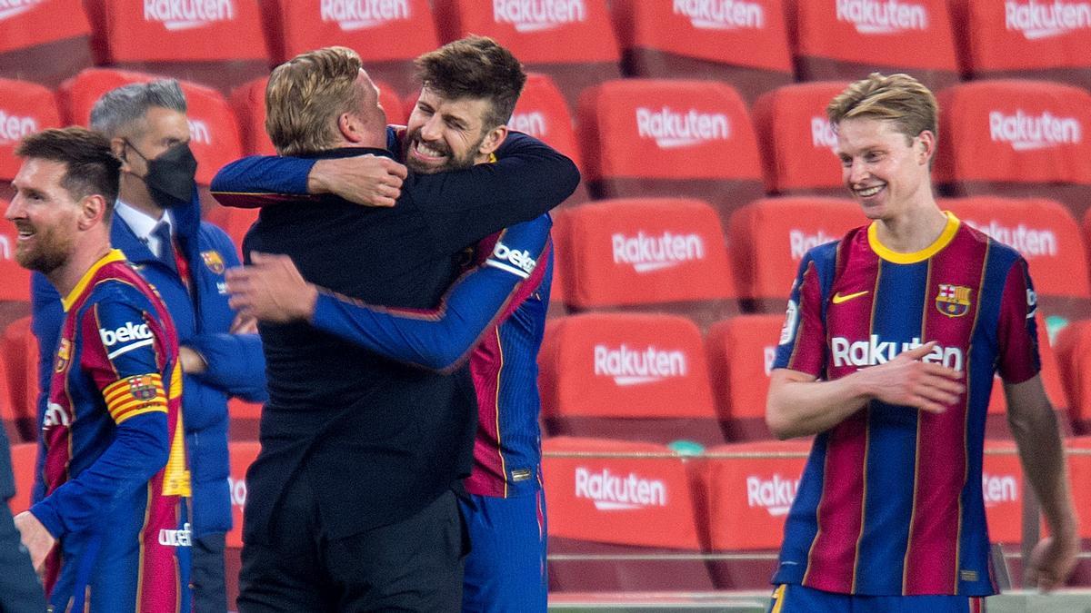 Koeman se abraza a Piqué, en presencia de De Jong, por el 3-0 en la semifinal de Copa.