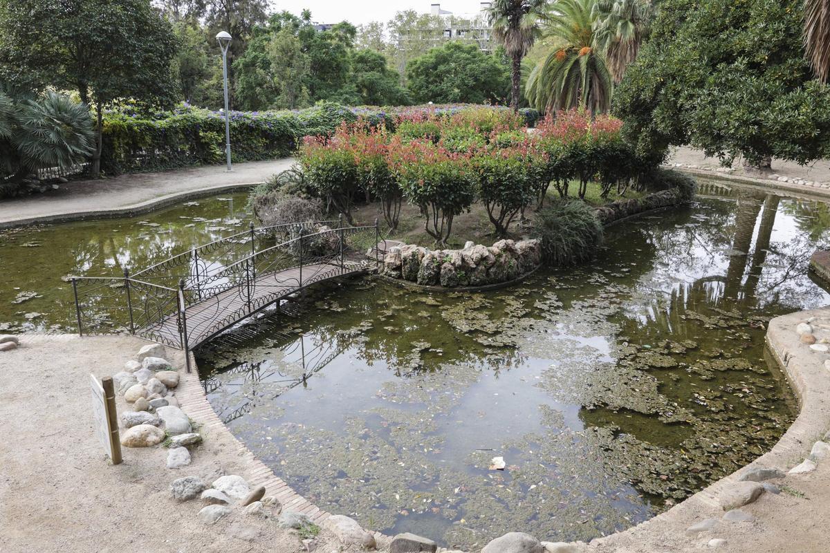 Un estanque del parque de Can Mercader de Cornellà. Un estanque del parque de Can Mercader de Cornellà.