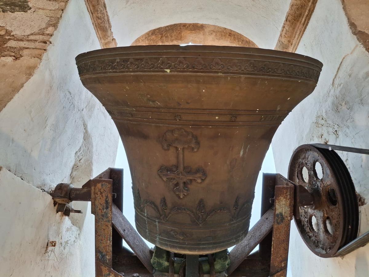 Las imágenes de un día histórico en Dénia: las campanas bajan del cielo