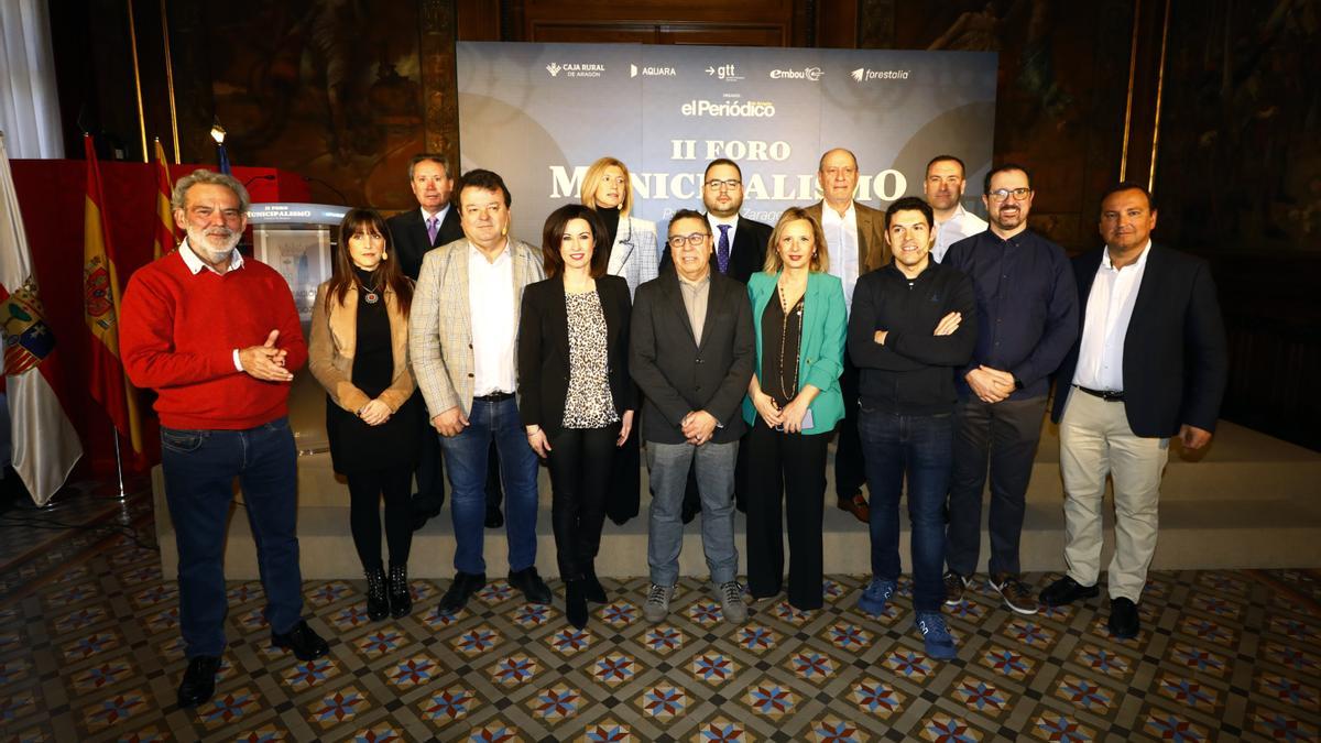 Los 14 representantes municipales de la provincia de Zaragoza junto a responsables de EL PERIÓDICO, en el foro de municipalismo celebrado hoy.