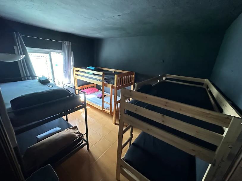 Una casa de Ibiza que funciona como albergue ilegal aloja a hasta seis personas en una habitación