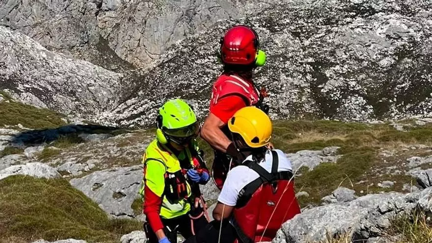 Así fue el rescate de una mujer que se lesionó el tobillo en el collado de Las Cruces en Cangas de Onís