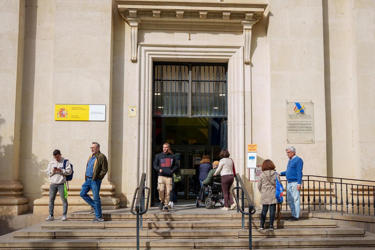Contribuyentes en la sede de la Delegación Especial de la Agencia Tributaria en Sevilla