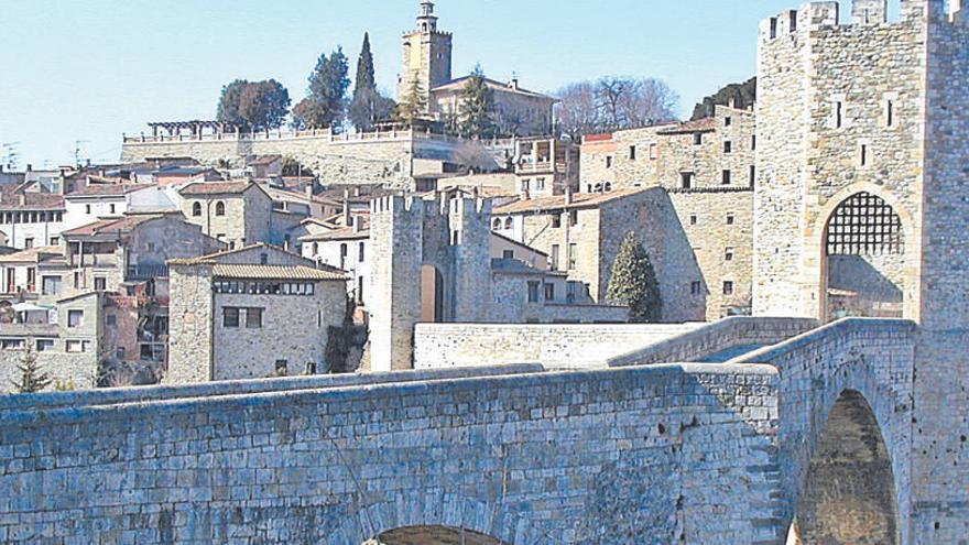 La vila comtal medieval de Besalú és un destí turístic important de la geografia catalana