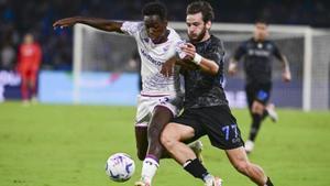 Kayode y Kvaratskhelia luchan por la pelota durante el partido Nápoles - Fiorentina