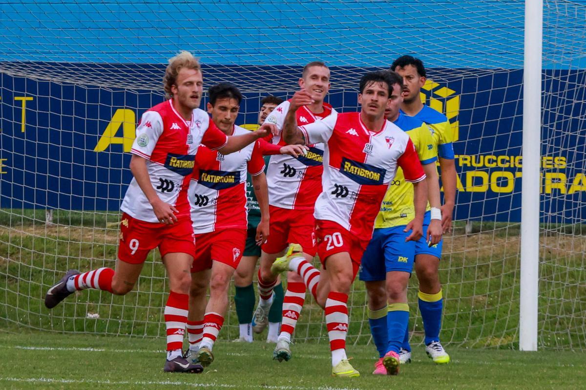 Álex Rey celebra el primer tanto del Arosa en Burgáns.