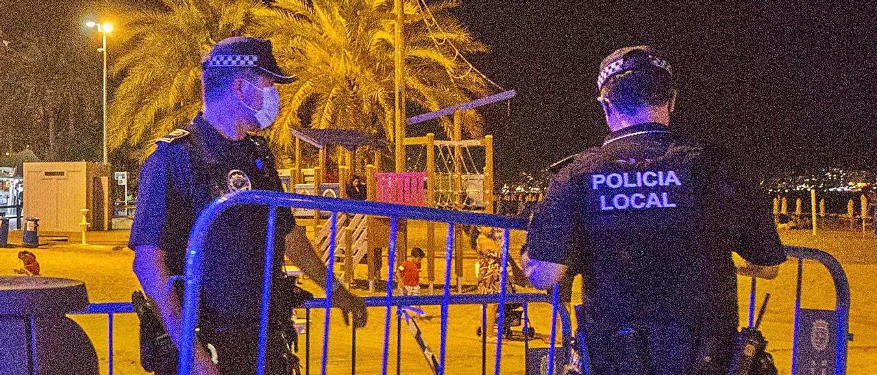 Agentes de la Policía Local de Alicante cierran el acceso a la playa. | PILAR CORTÉS