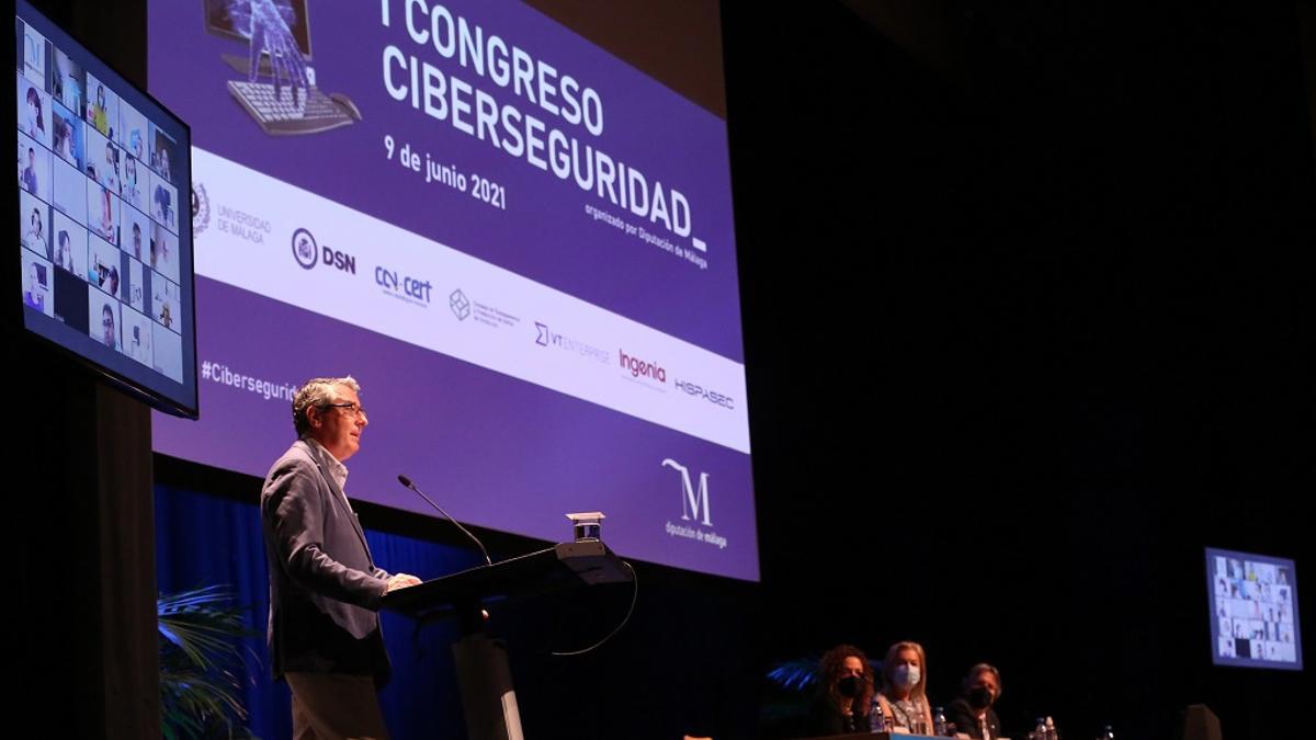 El presidente de la Diputación de Málaga, Francisco Salado, durante su intervención en el I Congreso de Ciberseguridad.