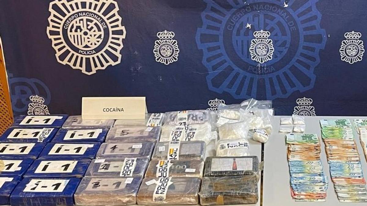 Imagen de archivo de un alijo de cocaína incautado en la provincia de Alicante.