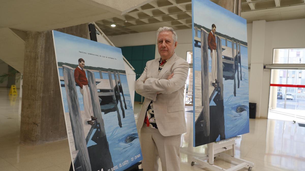 El artista Ángel Mateo Charris posa junto al cartel oficial del 54 Festival Internacional de Cine de Cartagena