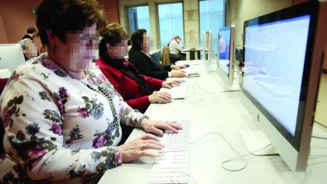 Asistentes a un curso de informática.