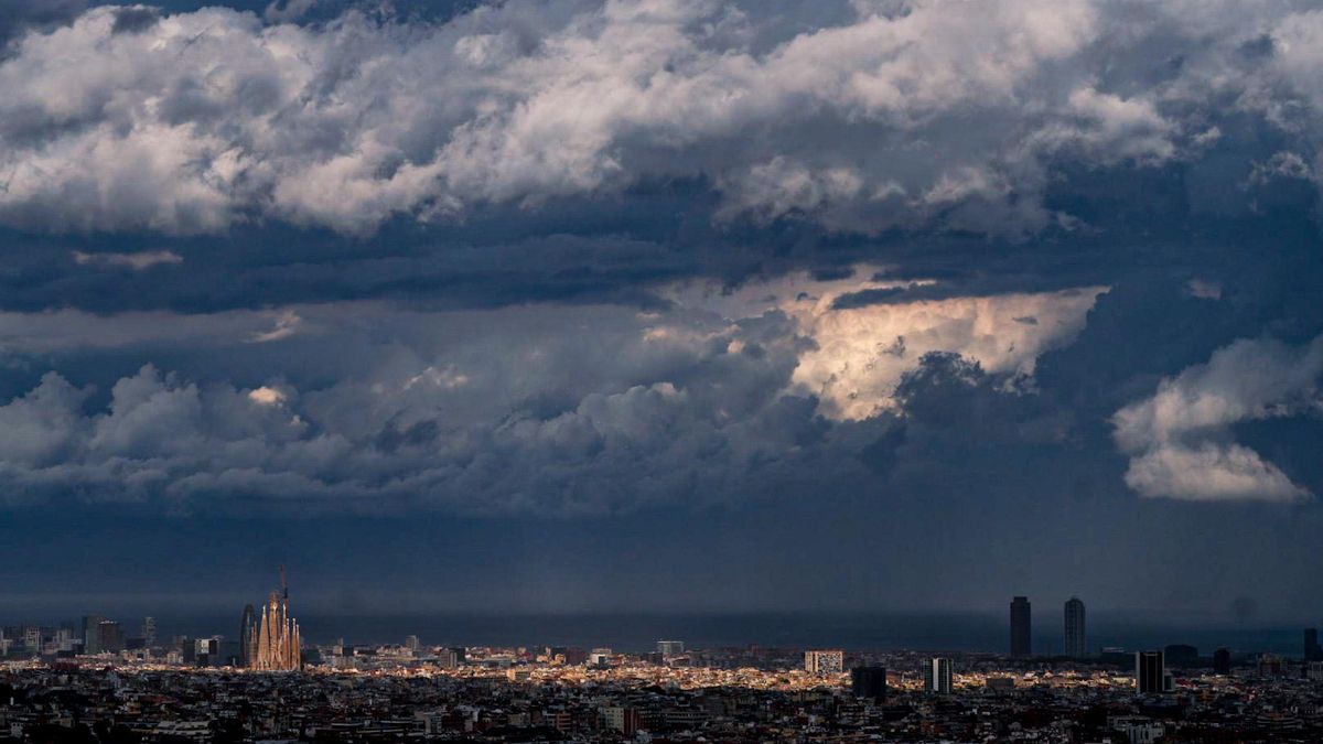 La tormenta azota con vientos fuertes y granizo a Barcelona