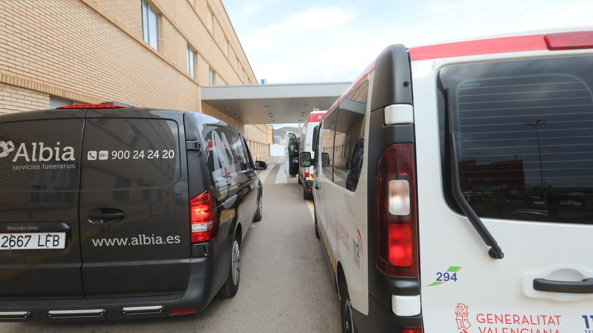 Imagen de ambulancias y coche fúnebre a las puertas del Hospital General.