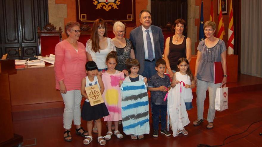 L&#039;alcalde amb els premiats.