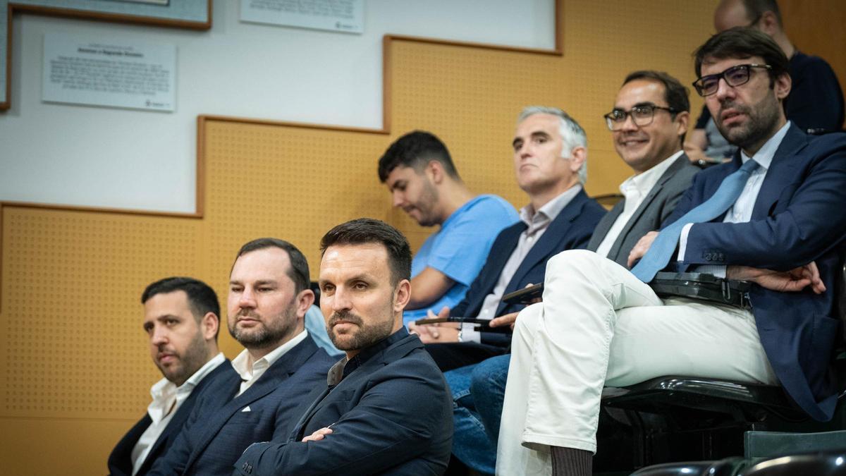 Varios consejeros del CD Tenerife, en la presentación de Felipe Miñambres.