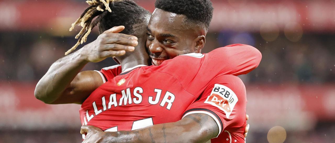 Nico e Iñaki Williams celebran un gol ante el Atlético de Madrid.